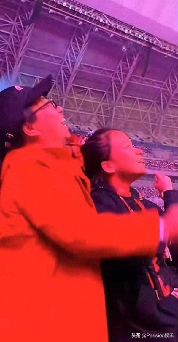 启远网  脑瘫女孩追星6年后被送演唱会门票 双向救赎的光芒