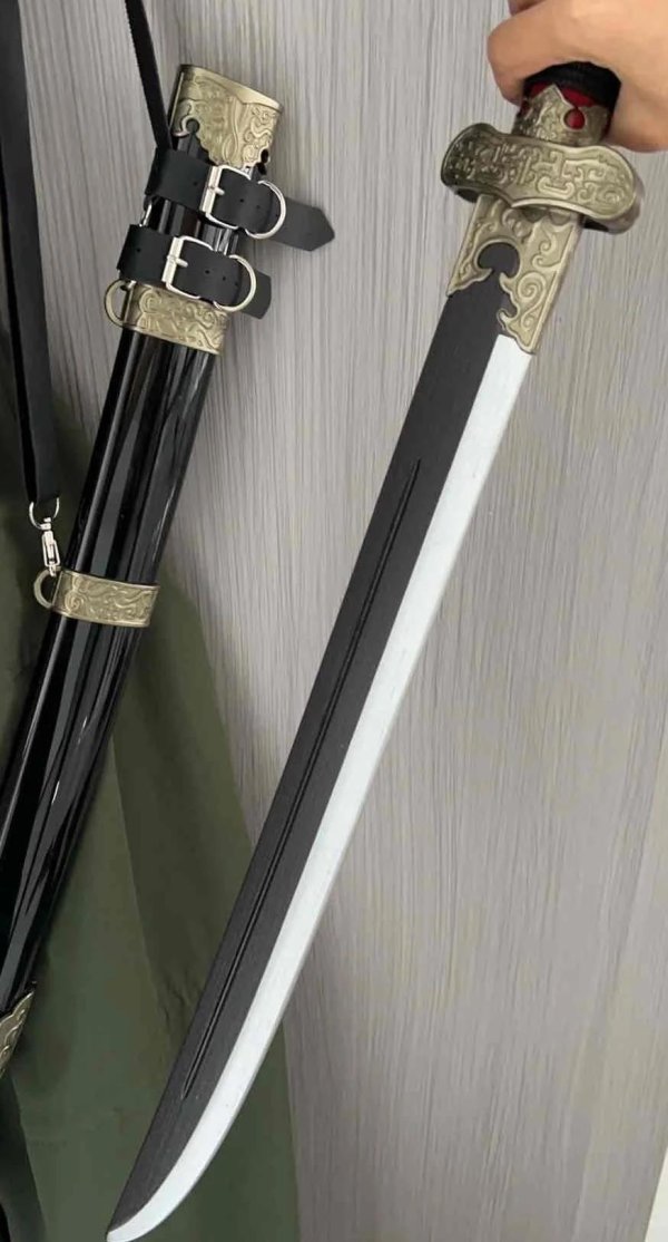 沪深优配 长白山景区回应“游客带木质黑金古刀COS张起灵被安检扣下”：松木不能进，需现场工作人员对材质进行判定