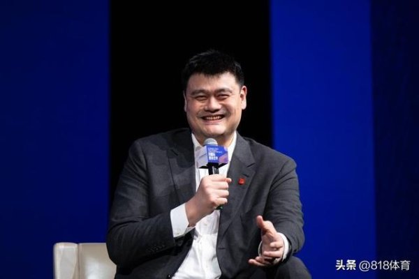 中国星配资 排面!姚明观礼抗战胜利80周年阅兵,2米26巨人坐看台遮挡一片观众