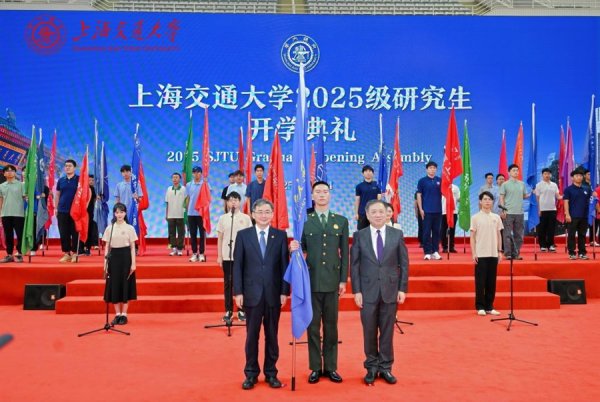 贝盈网 先军训再开学，九三阅兵元素在校园“燃起来”，受阅女兵返校领誓全体新生